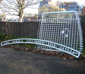 Grapes Hill Community Garden - Garden gates arrive