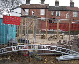 Grapes Hill Community Garden - Garden gates arrive