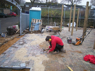 Grapes Hill Community Garden - Garden gates arrive