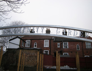 Grapes Hill Community Garden - Garden gates arrive